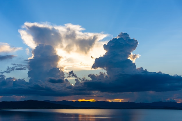 Nuvens se erguem acima das grandes montanhas da represa.