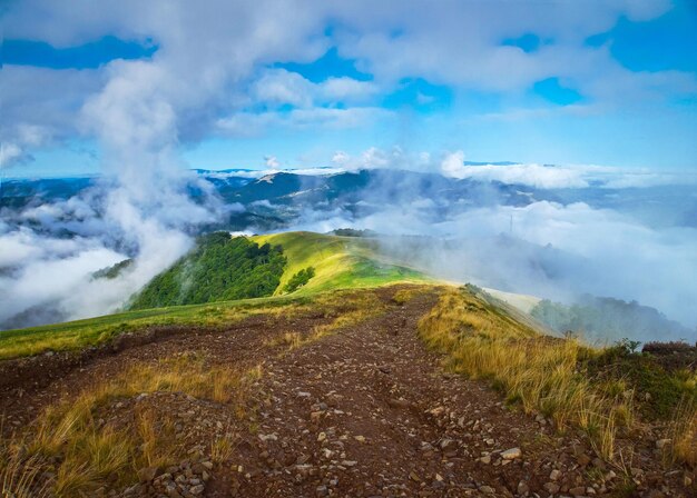 Nuvens se movendo sobre a cordilheira verde