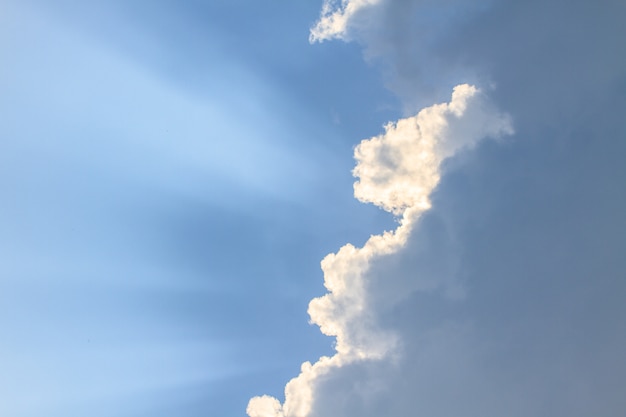 Nuvens sinistras escuras. Céu dramático