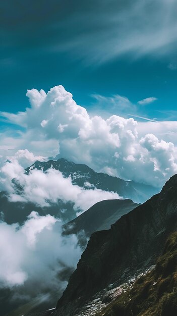 Nuvens sobre a paisagem montanhosa