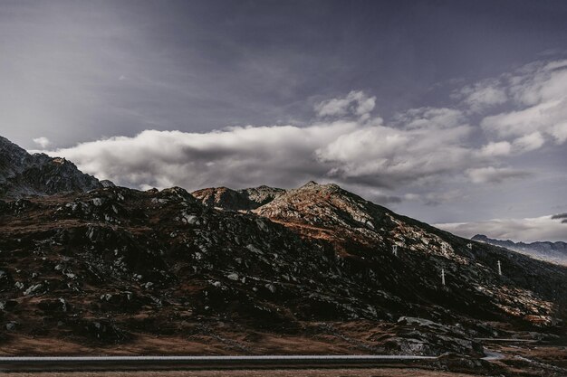 Foto nuvens sobre as montanhas