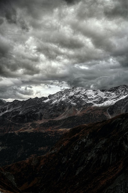 nuvens sobre as montanhas