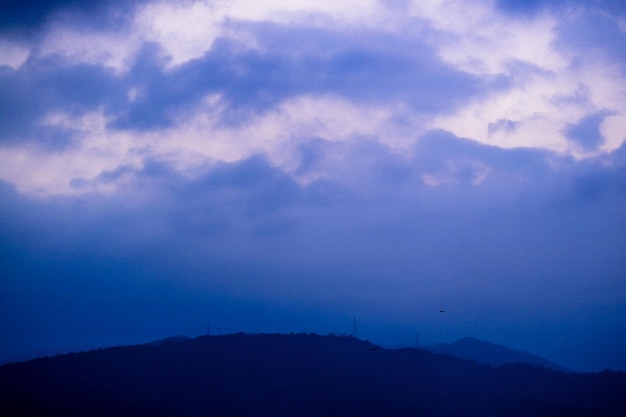 nuvens sobre as montanhas