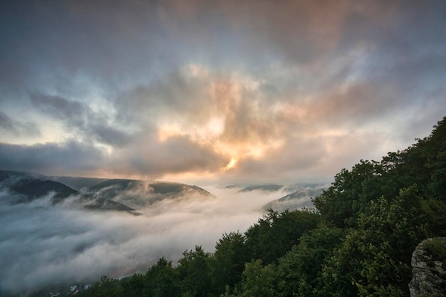 nuvens sobre as montanhas