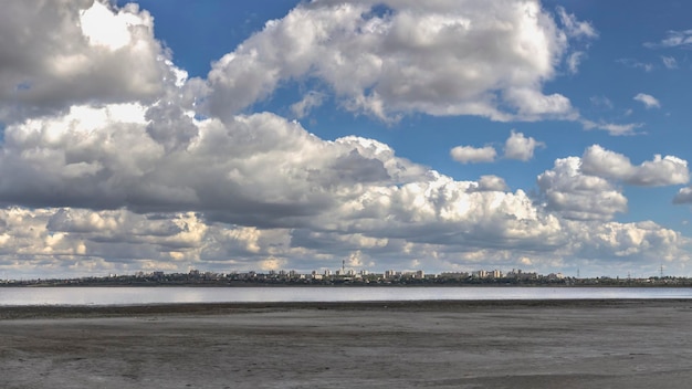 Nuvens sobre o lago salgado perto de odessa ucrânia