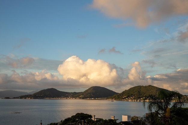 nuvens sobre o lago