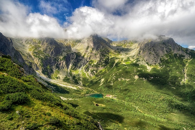 Nuvens sobre picos nas montanhas High Tatras na Eslováquia