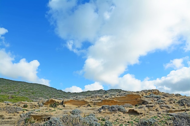 Nuvens sobre uma colina verde na Argentiera Sardinia