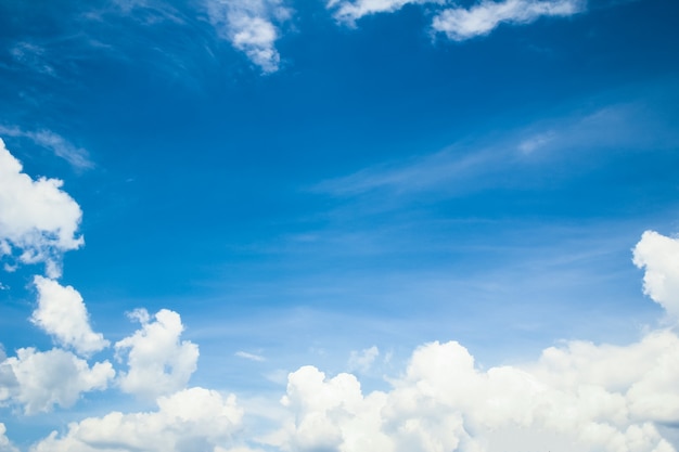 Nuvens suaves céu azul