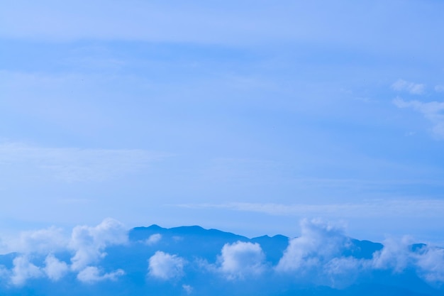 Nuvens suaves e céu azul