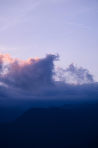 nuvens suaves e fundo de céu azul