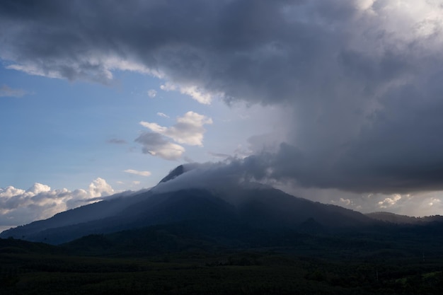 Nuvens surpreendentes da natureza sobre o pôr do sol das montanhas ou o fundo do céu do nascer do sol