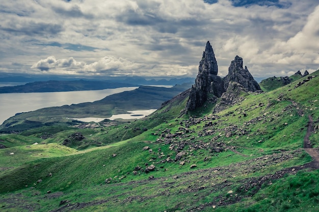 Nuvens tempestuosas sobre Old Man of Storr Scotland