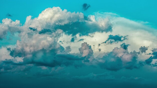 NUVENS TIME LAPSE EDIFÍCIO NUVEM DE MOVIMENTO COM CÉU AZUL Inchado nuvens brancas fofas céu azul lapso de tempo mover fundo da nuvem Nuvens azuis céu lapso de tempo nuvem Cloudscape lapso de tempo nublado 4k