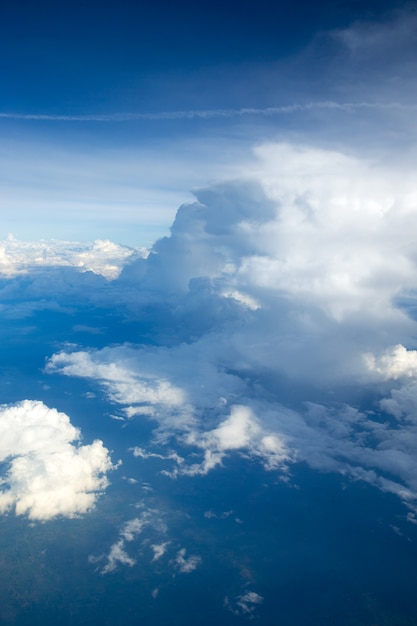 Nuvens, uma vista da janela do avião. fundo do céu