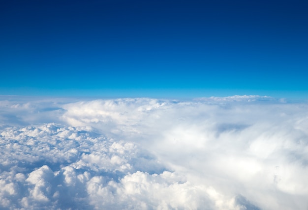 Nuvens, uma vista da janela do avião. Fundo do céu