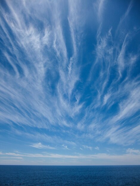 Nuvens ventosas no céu da noite