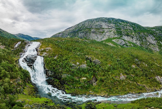 Nyastolfossen cae segundo en cascada de cuatro cascadas en el valle de Husedalen Kinsarvik Noruega