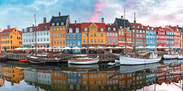 Nyhavn al amanecer en Copenhague Dinamarca