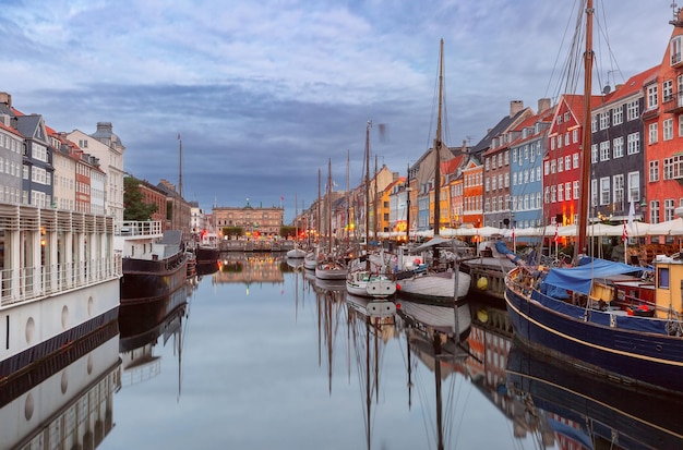 Nyhavn con coloridas fachadas de casas y barcos antiguos en el casco antiguo de Copenhague, capital de Dinamarca