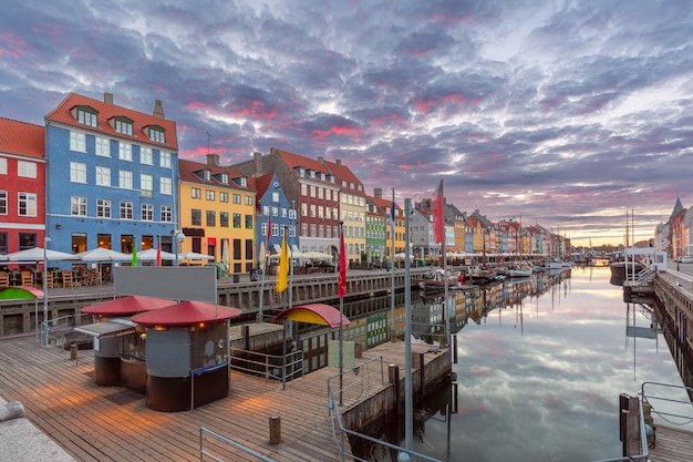 Nyhavn con coloridas fachadas de casas y barcos antiguos en el casco antiguo de Copenhague, capital de Dinamarca