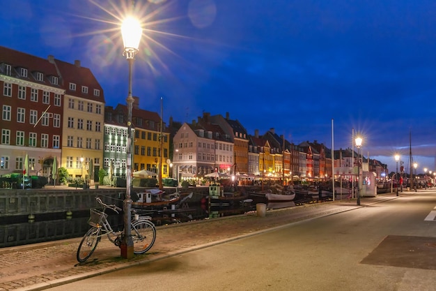 Nyhavn com fachadas coloridas de casas antigas e navios antigos na cidade velha de copenhague, capital de de