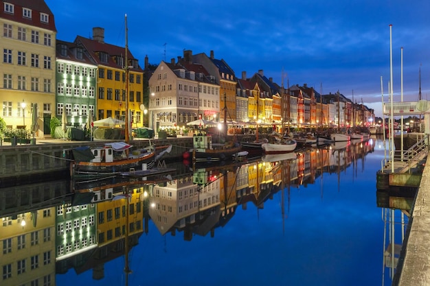Nyhavn mit farbenfrohen Fassaden alter Häuser und alter Schiffe in der Altstadt von Kopenhagen, Hauptstadt von de