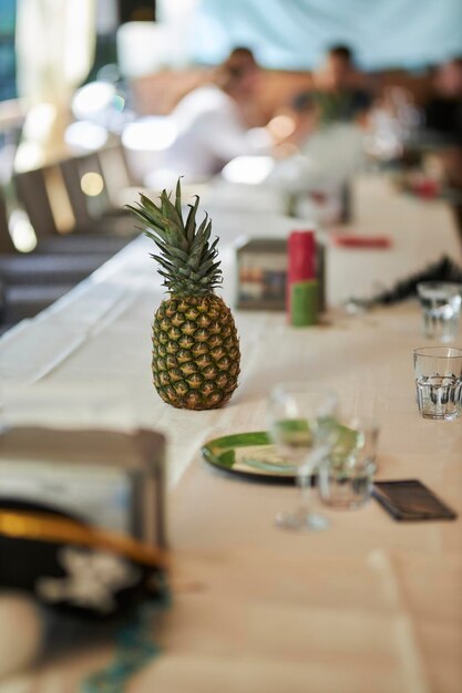 O abacaxi está na mesa frutas