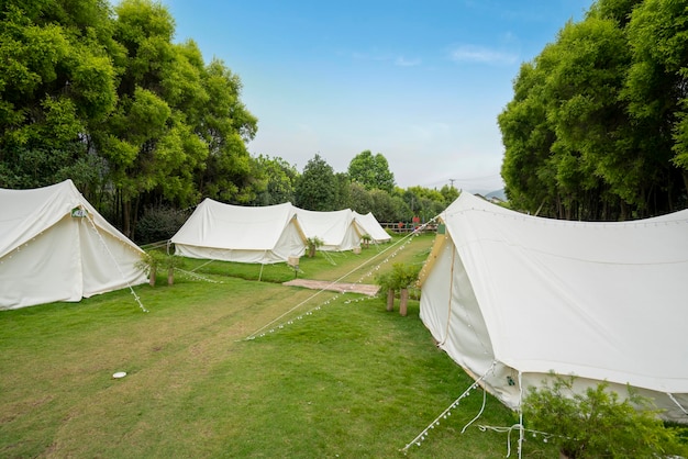 O acampamento na floresta é coberto com tendas