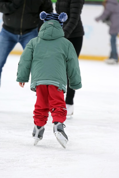 O adolescente está patinando no gelo