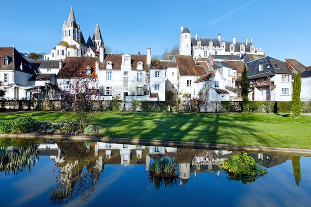 O adorável parque público da primavera na cidade de loches (frança)