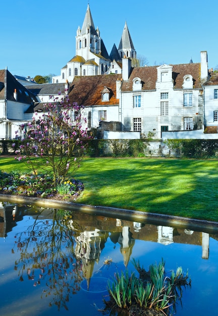 O adorável parque público da primavera na cidade de Loches (França)