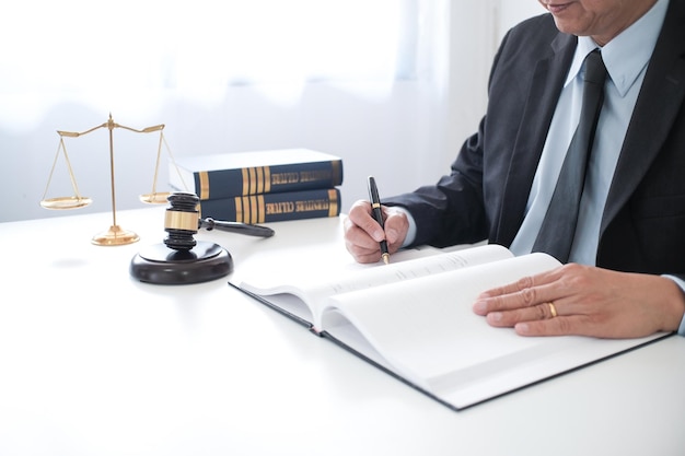 O advogado apresenta ao cliente um contrato assinado com o martelo e a justiça legal e o conceito de advogado