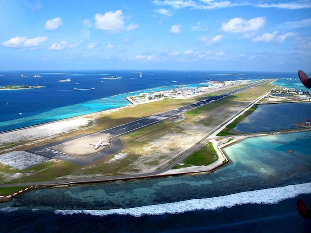 O aeroporto em Malé Maldivas Oceano Índico