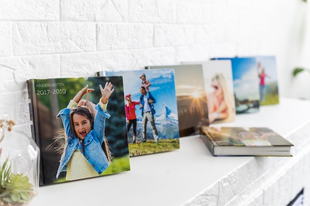 o álbum de fotos é decorado em um lindo fotolivro. Apresentado em um fundo branco.