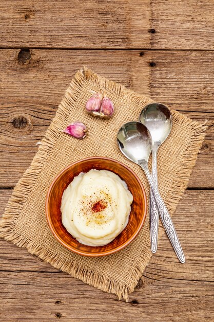 O alho caseiro da ação de graças triturou batatas com sal e pimenta. Guardanapo de pano de saco