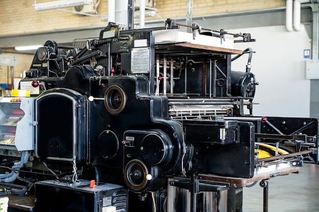 O alimentador da máquina de impressão offset transfere o papel metálico através da mesa de alimentação para a fábrica da unidade de impressão