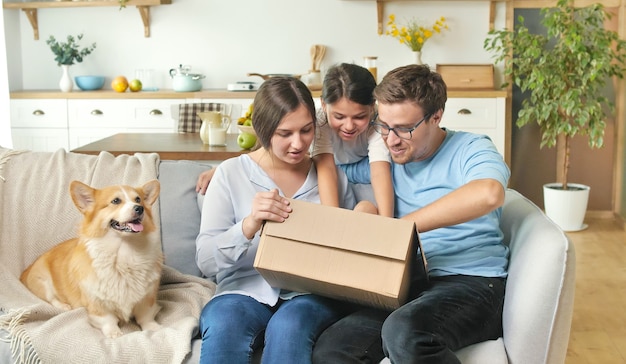 O alívio da vida com a ajuda de novas tecnologias com compras online uma entrega rápida uma entrega de pedidos de lojas online