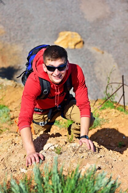 O alpinista escala na rocha