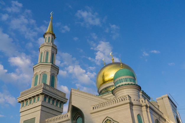 O alto minarete da mesquita da Grande Catedral em Moscou Rússia