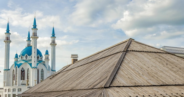 O alto minarete da mesquita no fundo dos telhados