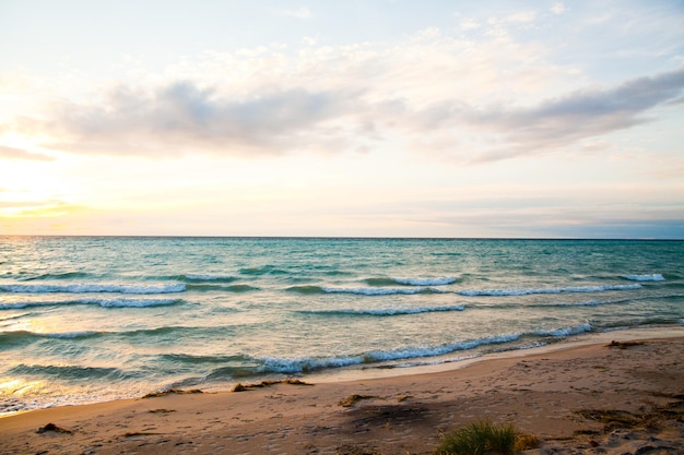 O amanhecer sereno sobre a praia do Lago Michigan
