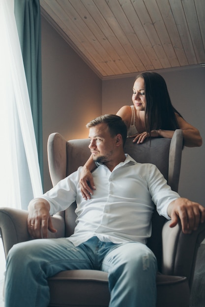 O amor de um jovem marido e mulher, rostos felizes, um encontro na natureza, alegria, um cara monta uma garota nas costas. Amor para sempre romance jovem