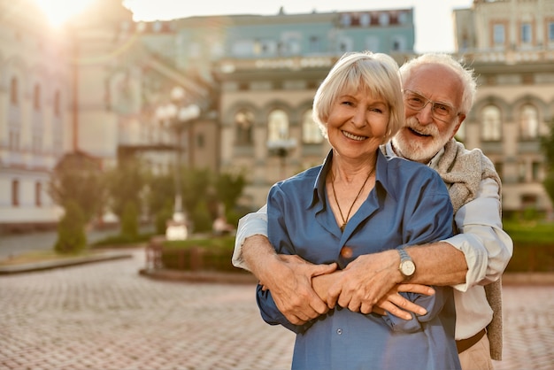 O amor não tem limite de idade casal feliz de idosos em roupas casuais se abraçando e sorrindo enquanto