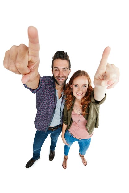 O amor pode estar em qualquer lugar Foto de um casal apontando contra um fundo branco