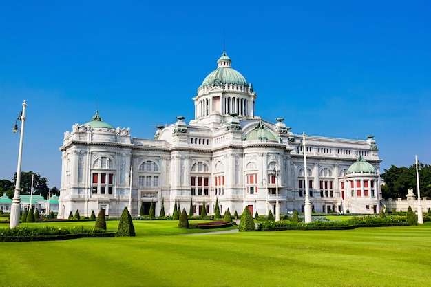 O Ananta Samakhom Throne Hall é uma antiga sala de recepção no Palácio Dusit em Bangkok, Tailândia