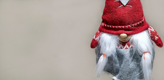 O anão ou o Papai Noel de ano novo de chapéu vermelho e barba, lugar para texto, cartão postal