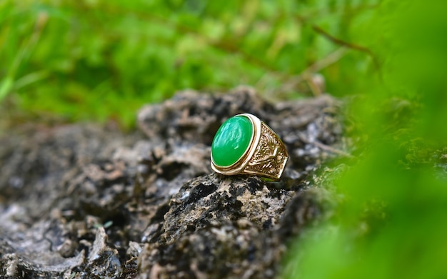 O anel é um lindo jade verde escuro. É uma joia cara e muito popular
