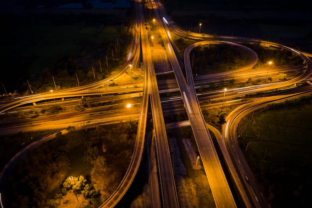 O anel viário e o desvio da via expressa de intercâmbio conectam a cidade à noite na tailândia