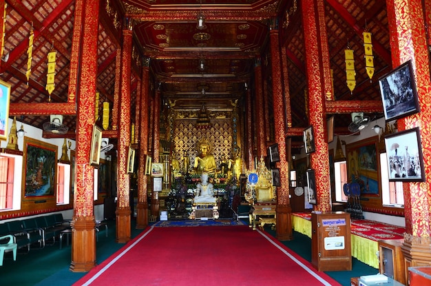 O antigo budo no ubosot antigo do Wat Phra Sing ou templo Phra Sing para o povo tailandês viajantes visitam respeito rezar bênção desejo mito culto místico em 24 de fevereiro de 2015 em Chiang Rai Tailândia
